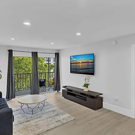 One Bedroom Steps Away From The Beach! Sunny Isles Beach Exterior foto