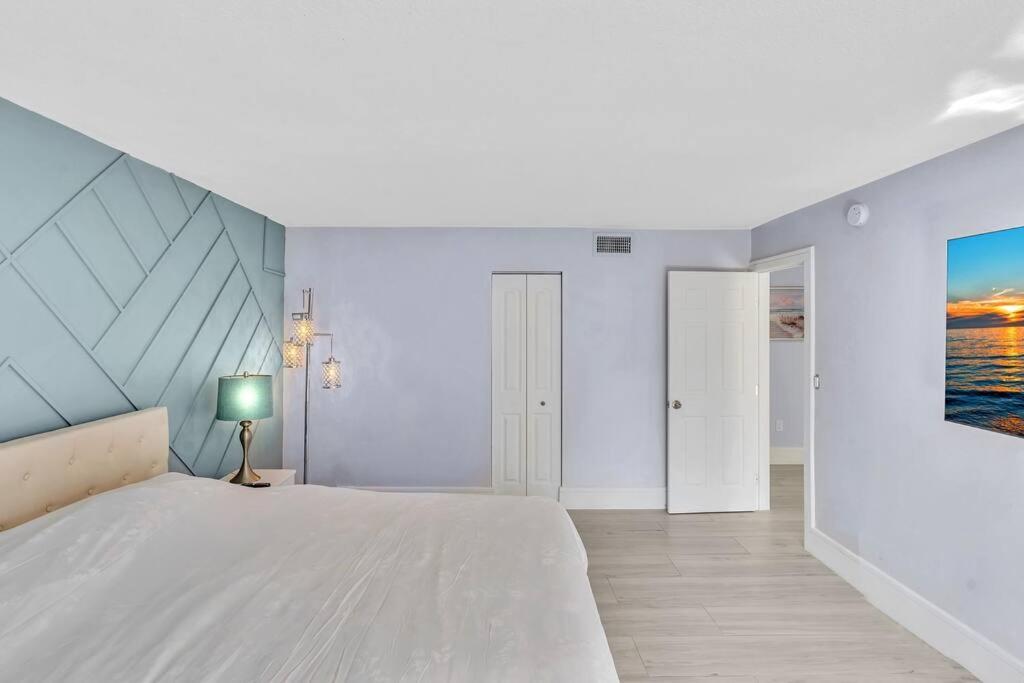 One Bedroom Steps Away From The Beach! Apartment *