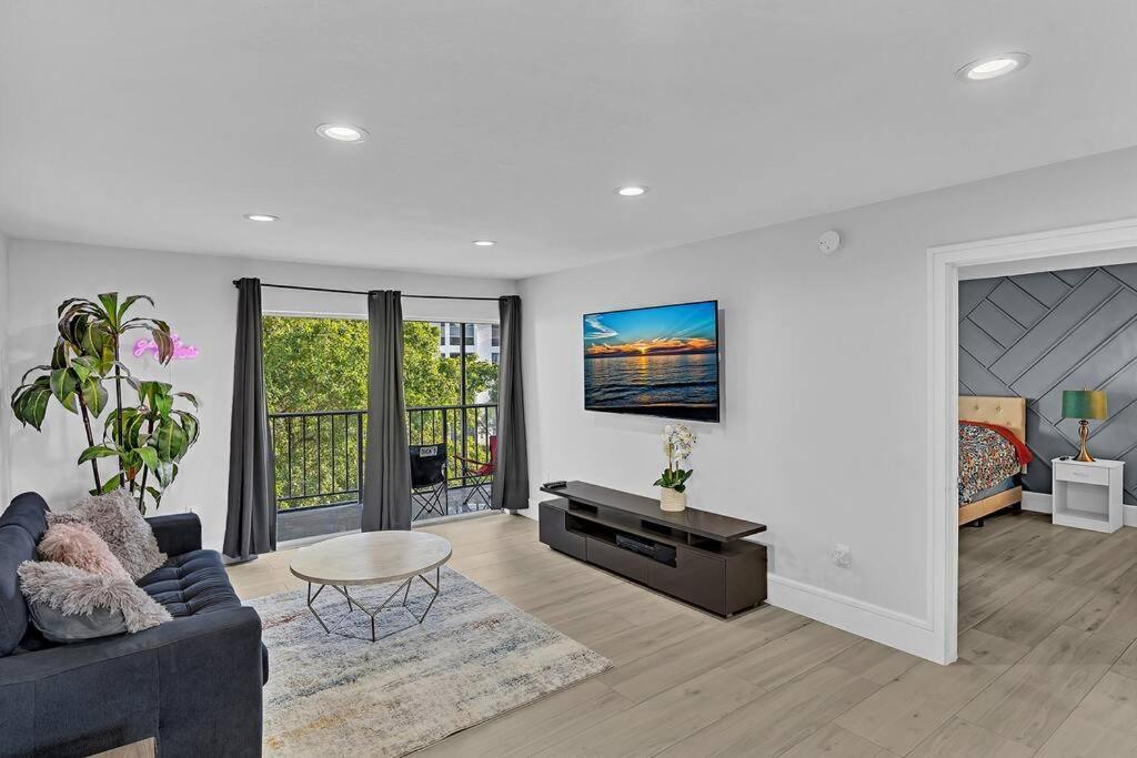 Apartment One Bedroom Steps Away From The Beach! Sunny Isles Beach