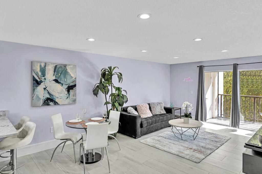 Apartment One Bedroom Steps Away From The Beach! *