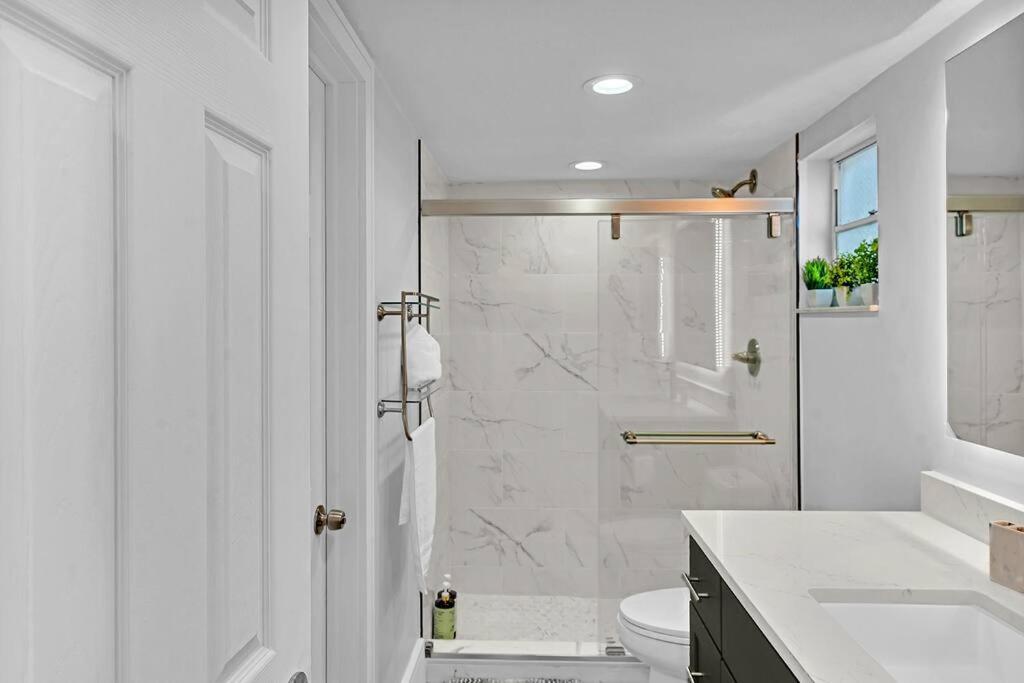 One Bedroom Steps Away From The Beach! Sunny Isles Beach