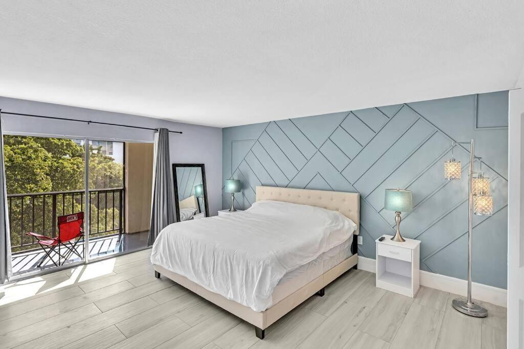 Apartment One Bedroom Steps Away From The Beach! Sunny Isles Beach