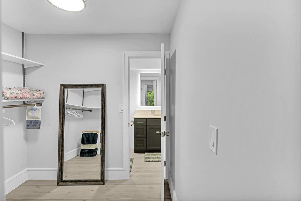 One Bedroom Steps Away From The Beach! Apartment *