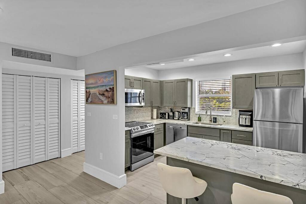 One Bedroom Steps Away From The Beach! Sunny Isles Beach
